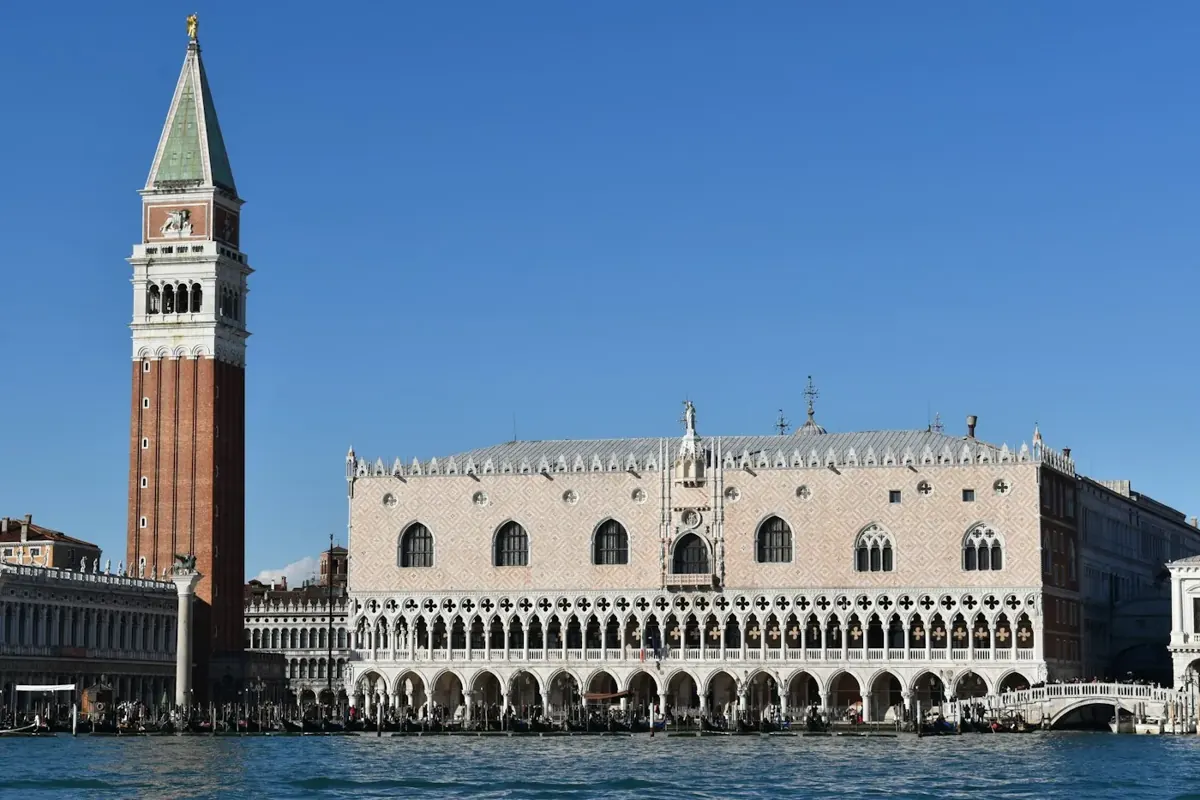 Der Dogenpalast und der Campanile vom Wasser aus
