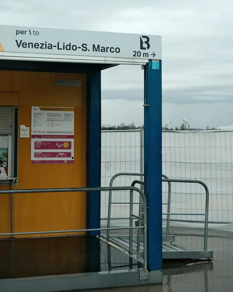 Schwimmende Vaporetto-Haltestelle in Venedig